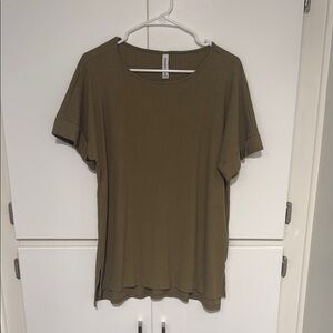 Zenana Outfitters Green Relaxed Short Sleeve Tee